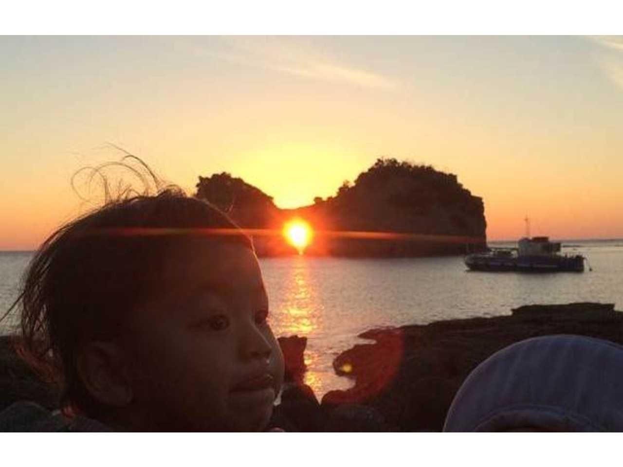 南紀白浜円月島の夕日と次女02