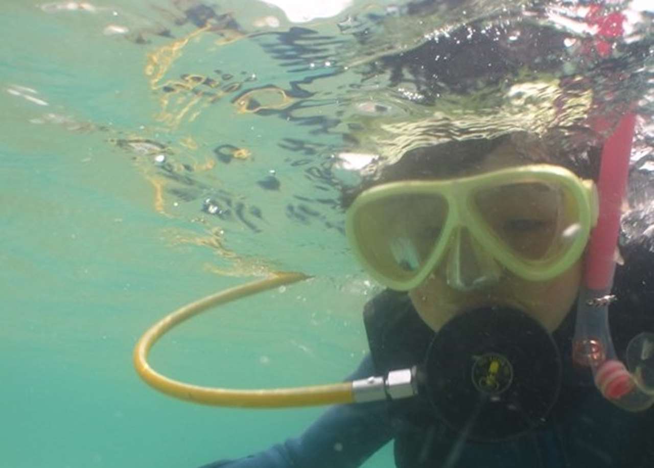 和歌山県南紀白浜の水中で体験ダイビング中画像2