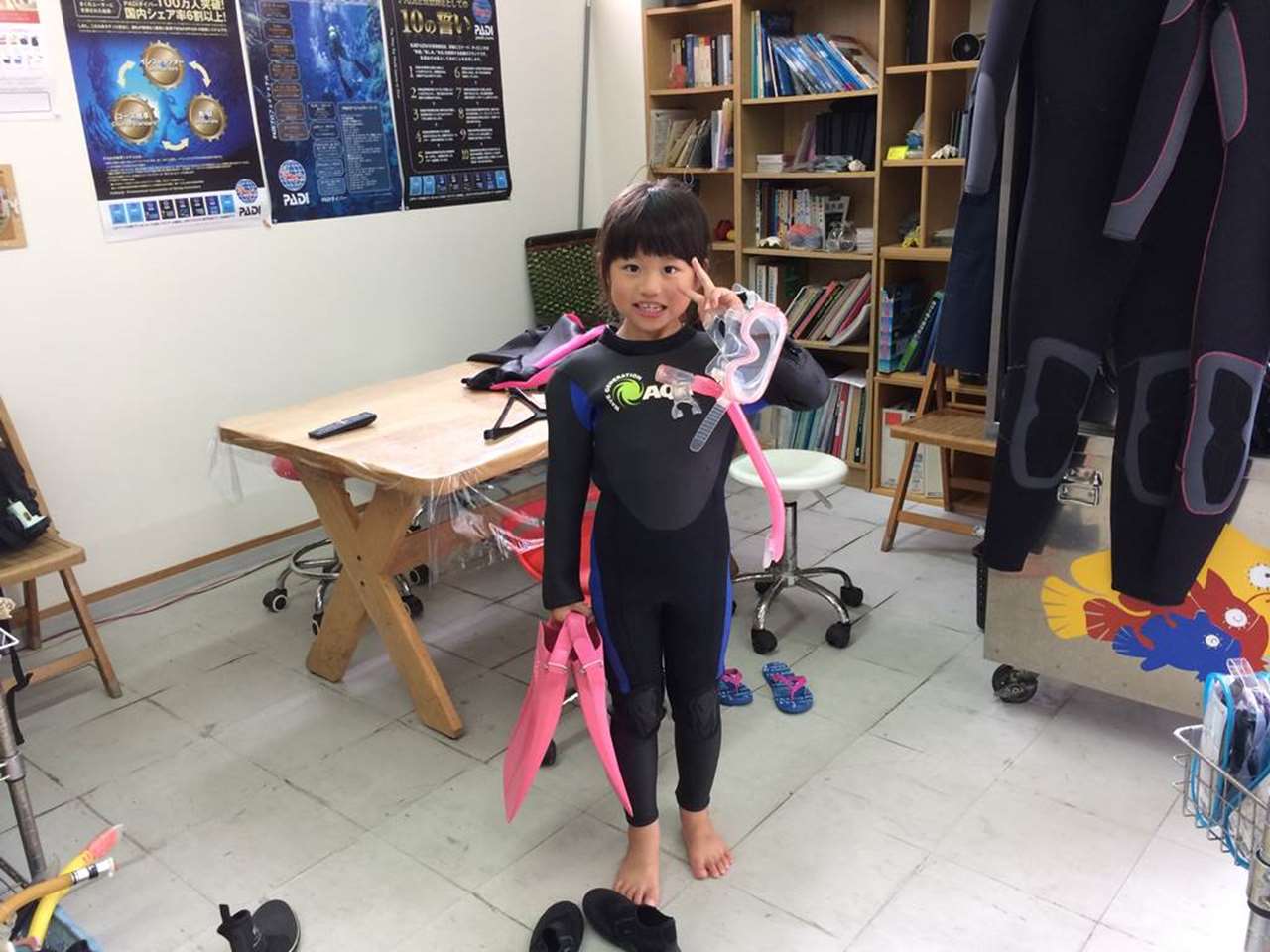 スパダイブ店内と体験ダイビング前の次女